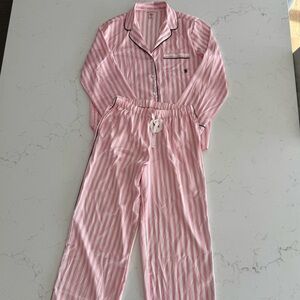 🩷 Victoria’s Secret Satin Pajama set 🩷
